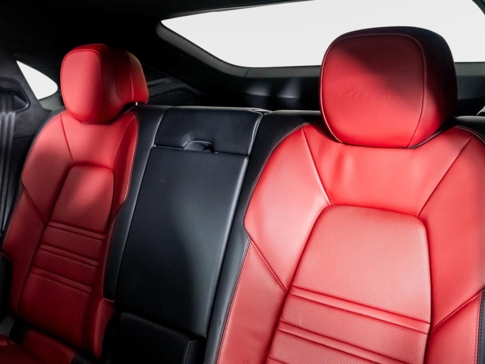 Used 2022 Porsche Cayenne Turbo image 33