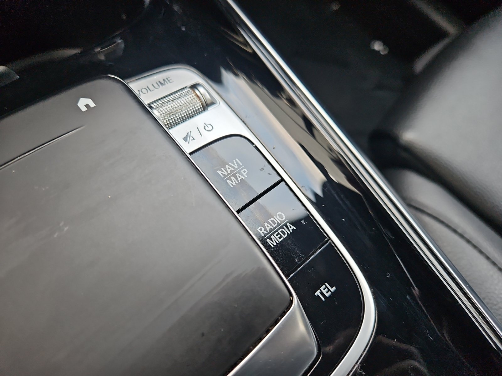 Used 2020 Mercedes-Benz GLB 250 4MATIC w/ Premium Package image 23
