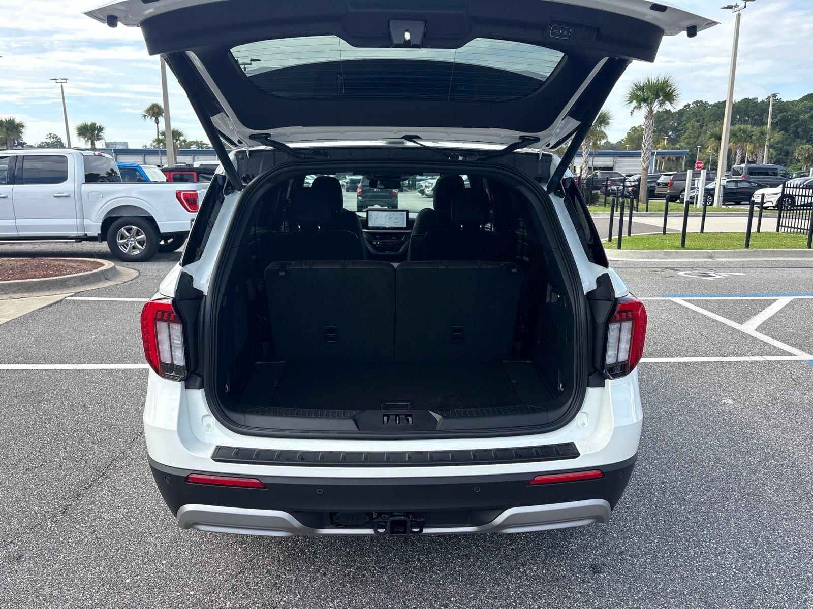Used 2025 Ford Explorer Platinum RWD image 9