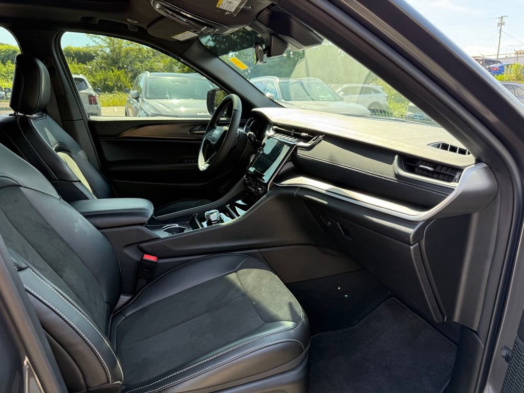Used 2025 Jeep Grand Cherokee 4WD image 18