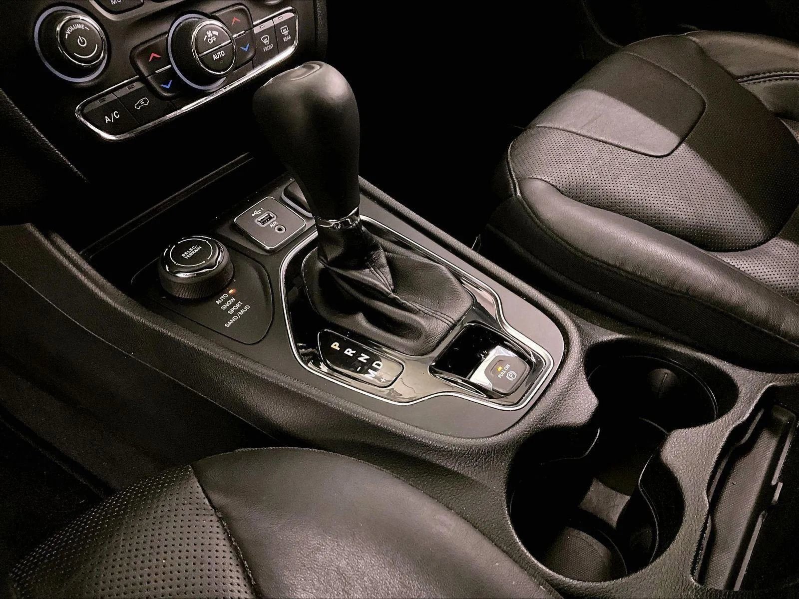 Used 2019 Jeep Cherokee Limited image 16