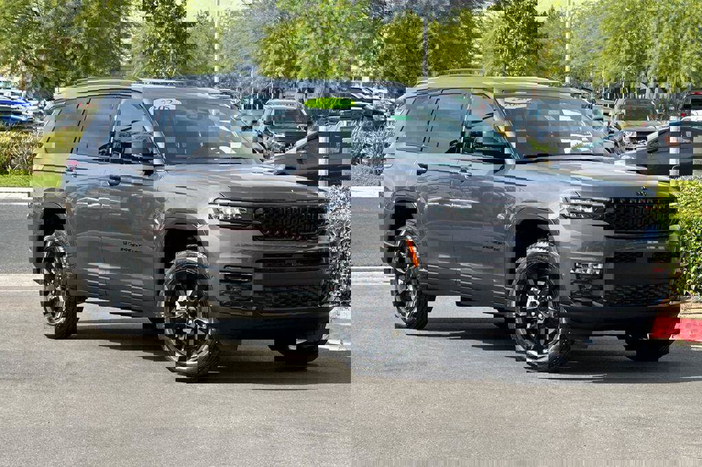 New 2025 Jeep Grand Cherokee L Limited w/ Luxury Tech Group II image 2