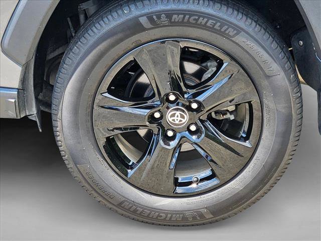 Used 2021 Toyota RAV4 XLE w/ Convenience Package FWD image 21
