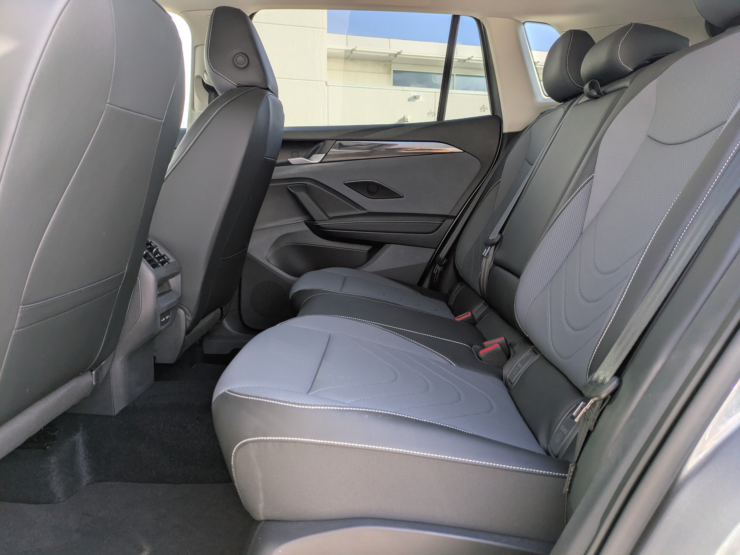 Certified 2025 Volkswagen Tiguan SE FWD image 14