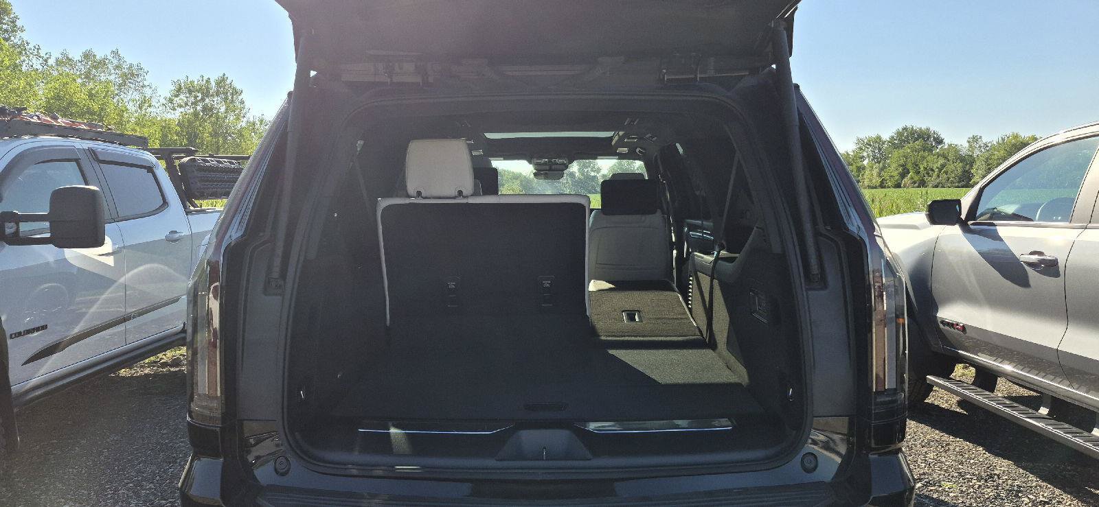 Used 2025 Cadillac Escalade ESV Sport Platinum w/ LPO, Floor Liner Package AWD/4WD image 5