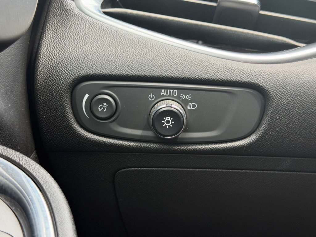 Used 2016 Chevrolet Malibu LT FWD image 14
