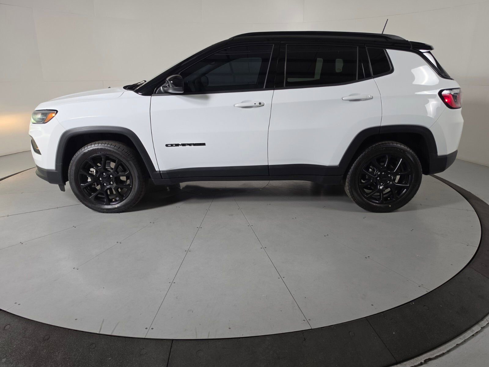 Used 2023 Jeep Compass Altitude image 2