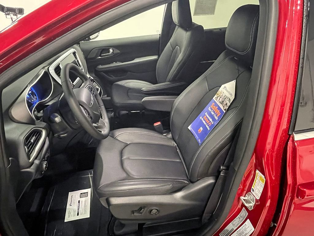 Used 2026 Chrysler Voyager LX image 17