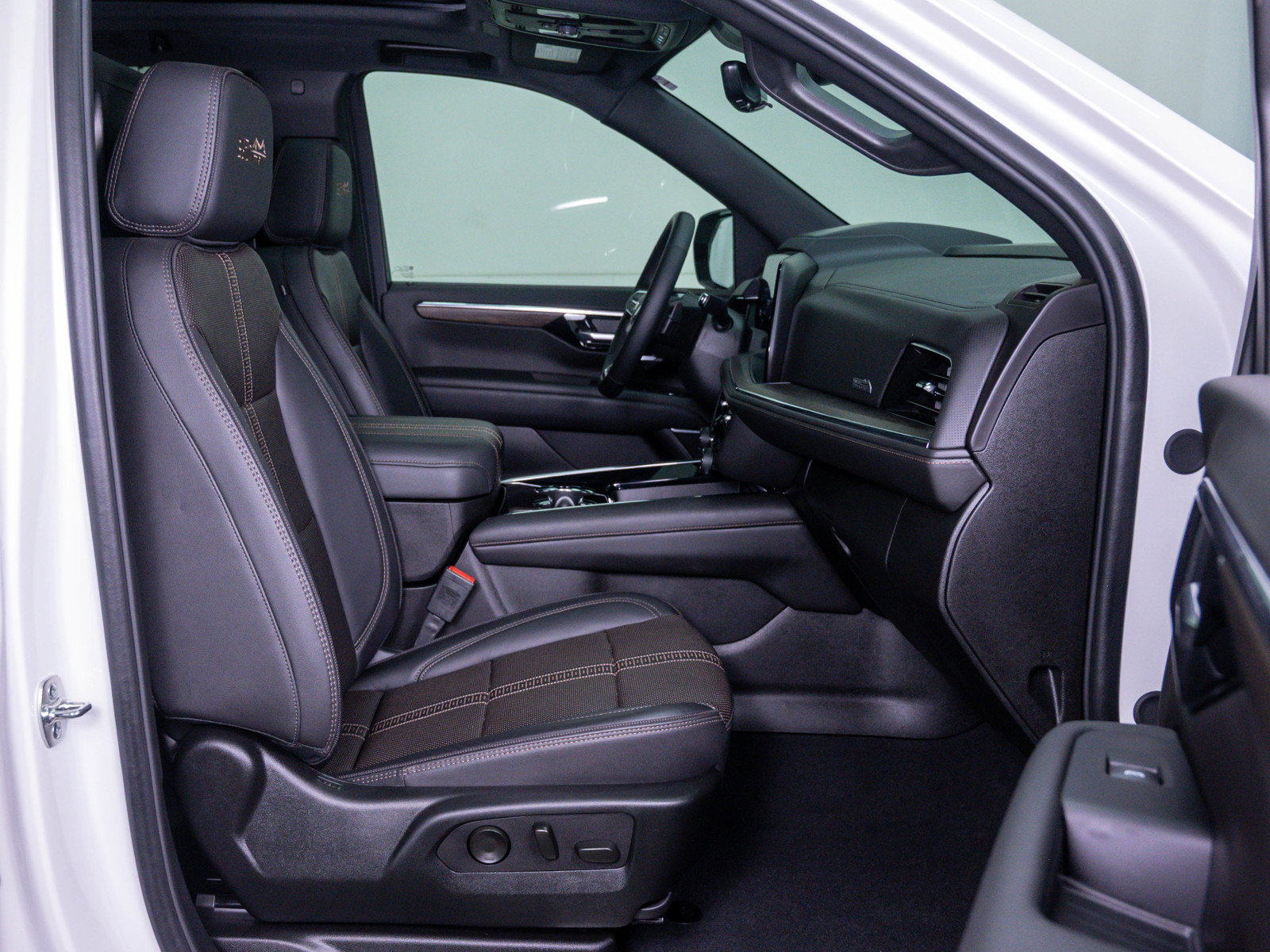 Used 2025 Chevrolet Tahoe High Country AWD/4WD image 11