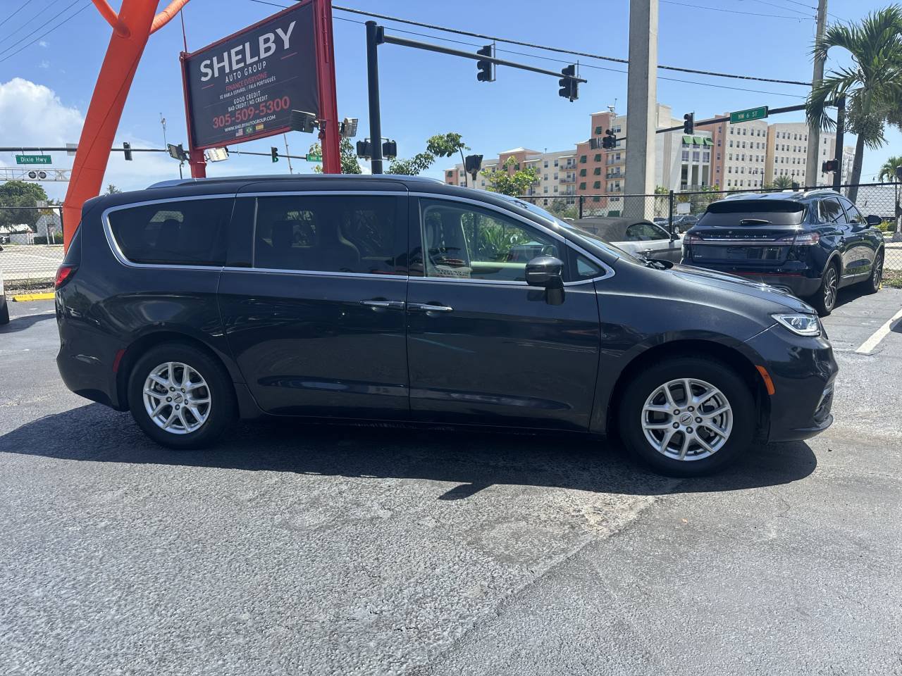 Used 2021 Chrysler Pacifica Touring-L FWD image 2