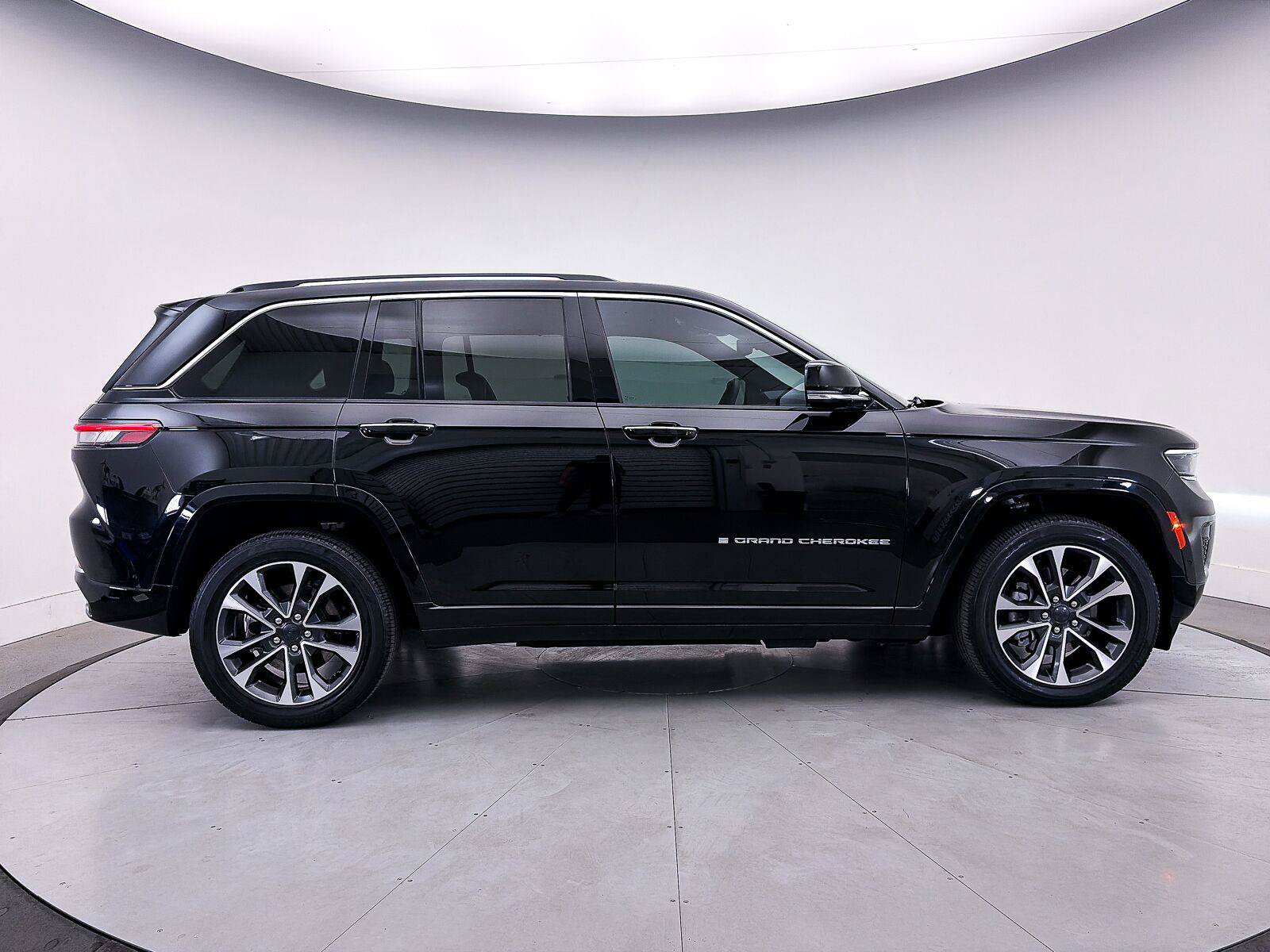 Used 2023 Jeep Grand Cherokee Overland w/ Luxury Tech Group IV AWD/4WD image 50