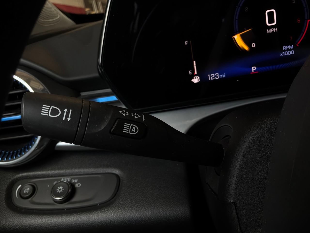 Used 2025 Chevrolet Trax LT FWD image 33
