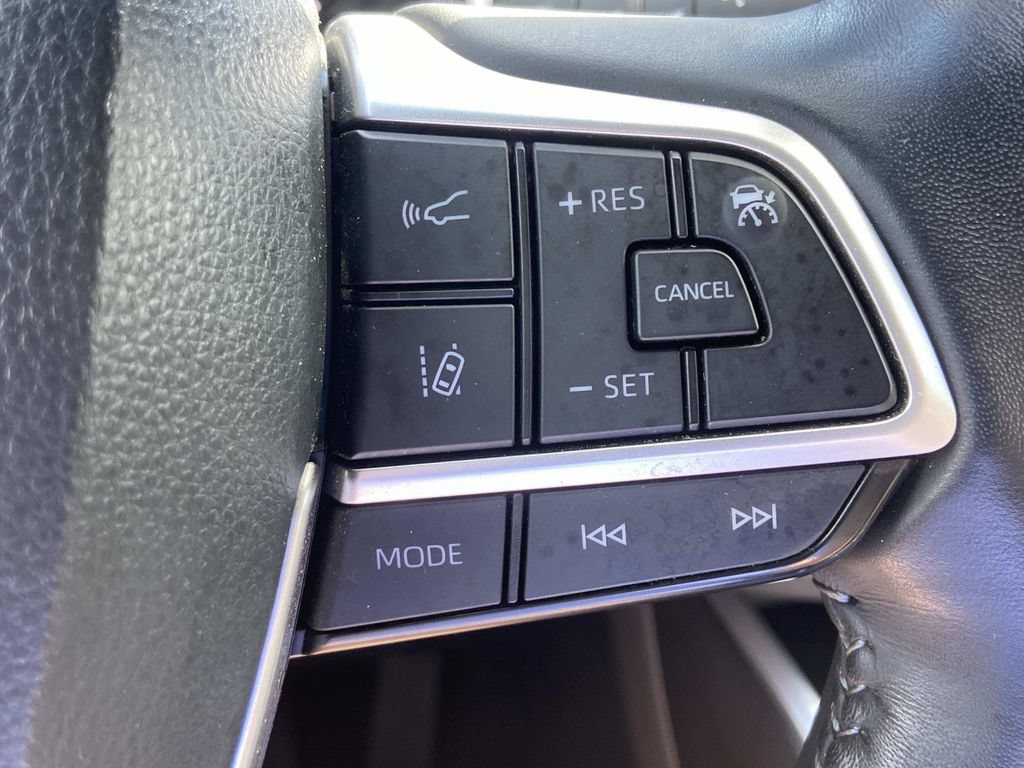 Used 2023 Toyota Highlander LE FWD image 30