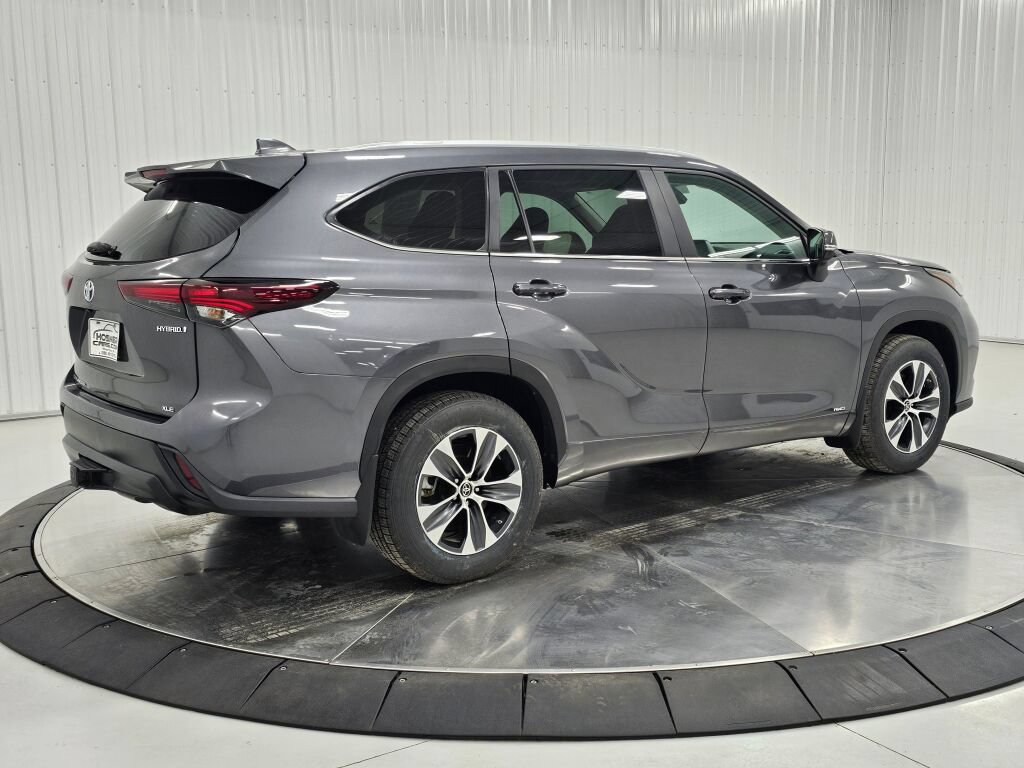 Used 2024 Toyota Highlander XLE AWD/4WD image 5