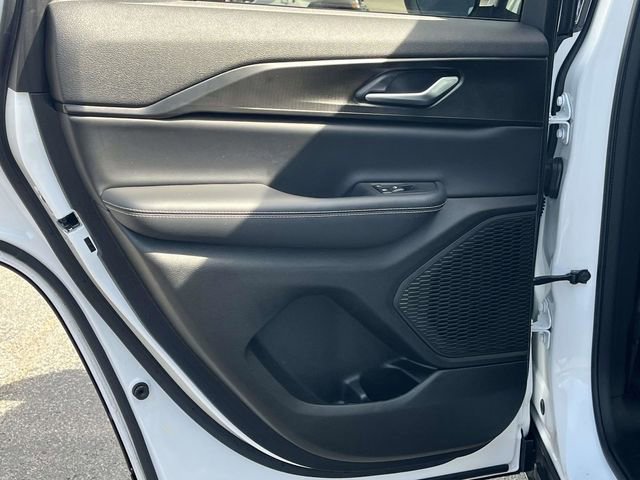 Used 2023 Jeep Grand Cherokee Laredo image 16