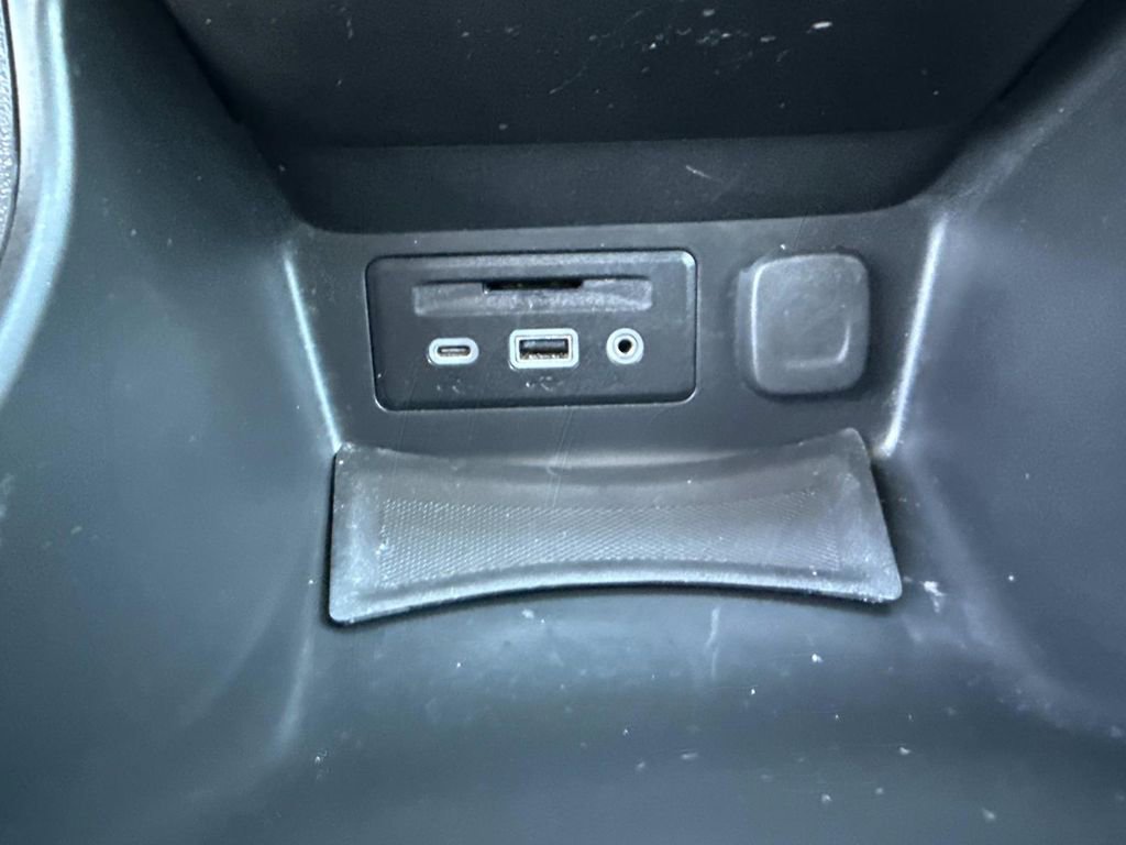 Used 2023 GMC Terrain SLT image 34