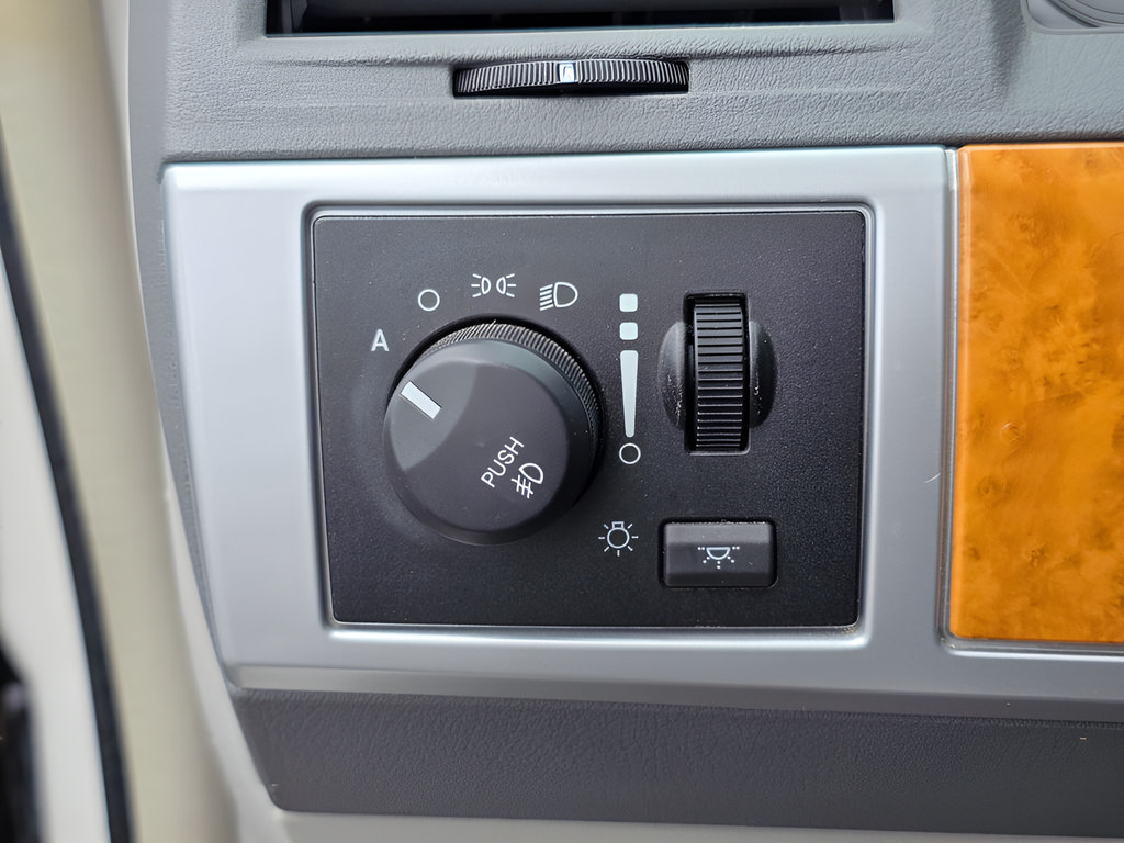 Used 2009 Chrysler Town & Country Limited w/ Entertainment Group #3 FWD image 26