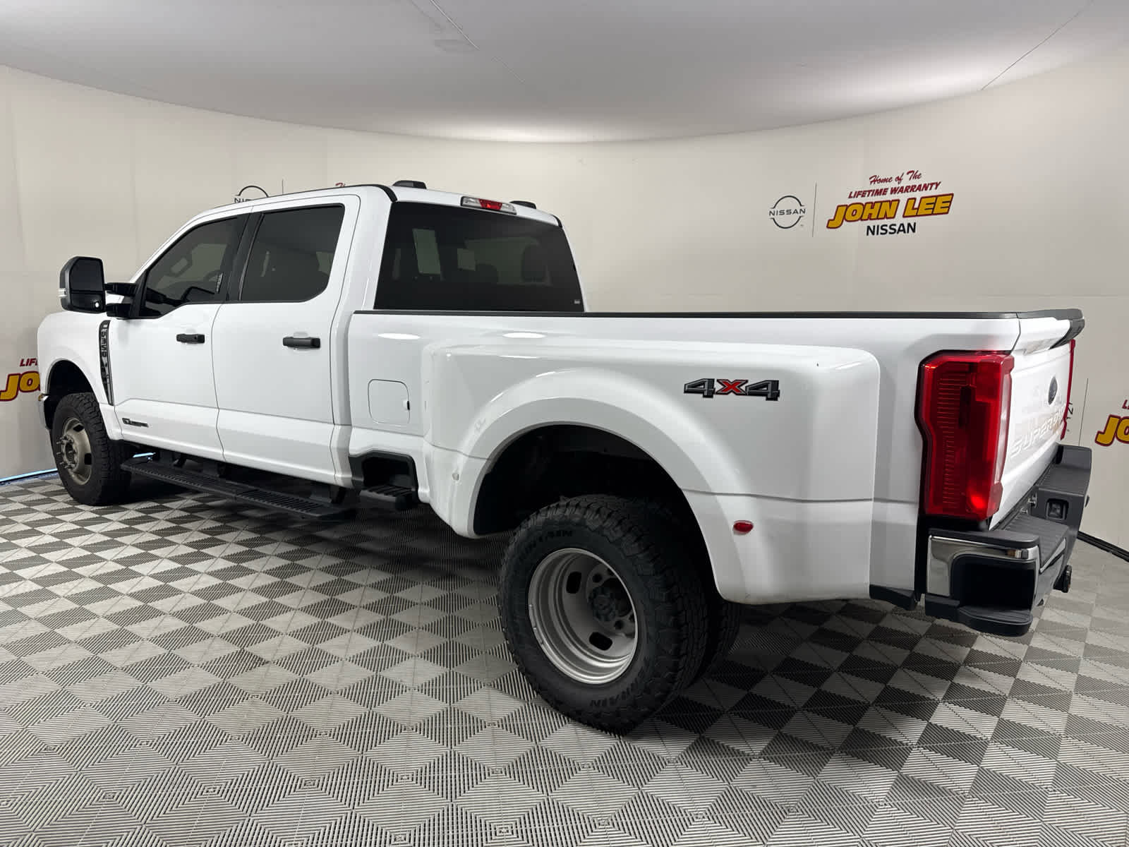 Used 2024 Ford F350 XLT image 3