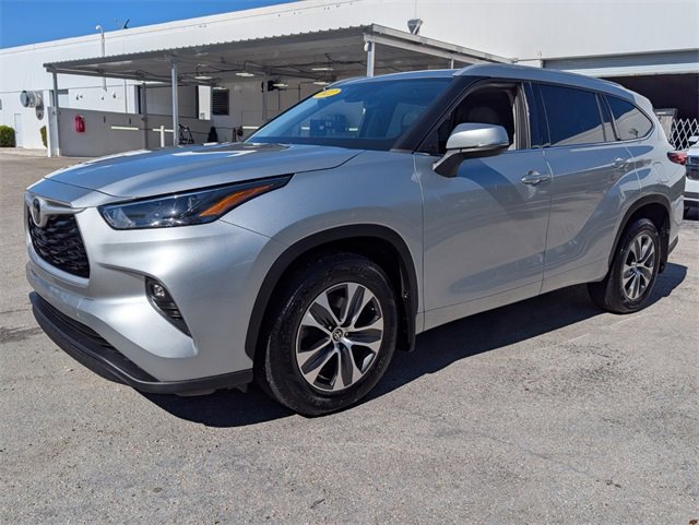Used 2022 Toyota Highlander XLE image 3