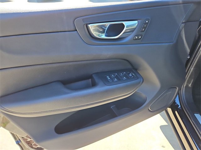 Used 2022 Volvo XC60 B5 Momentum w/ Climate Package image 22