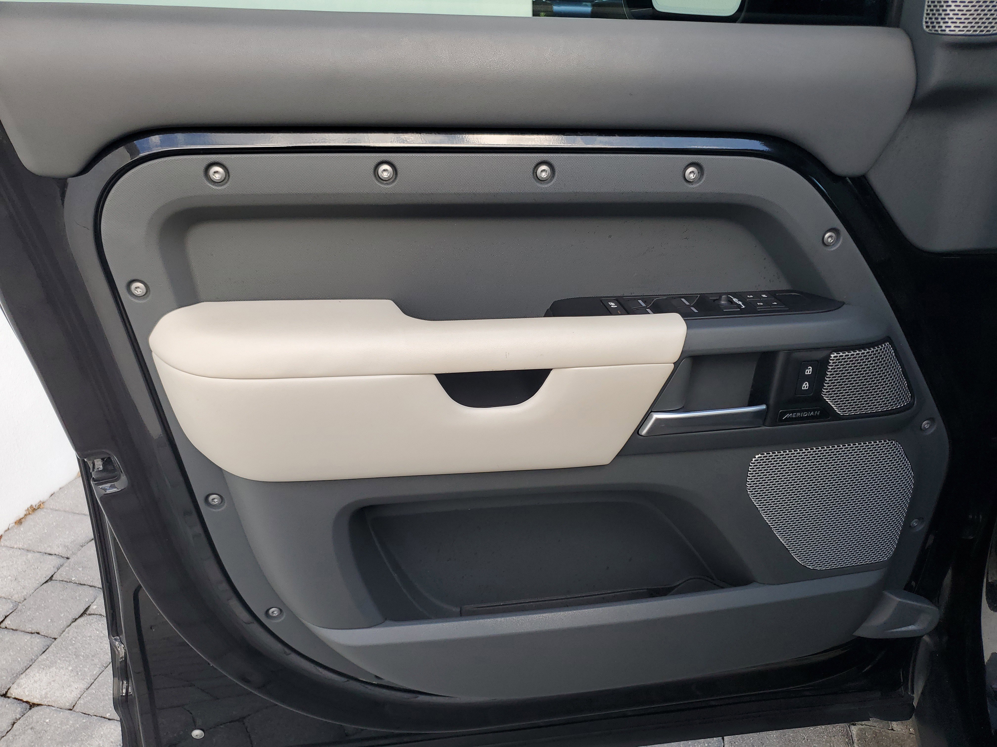 Used 2023 Land Rover Defender 130 X-Dynamic SE image 19