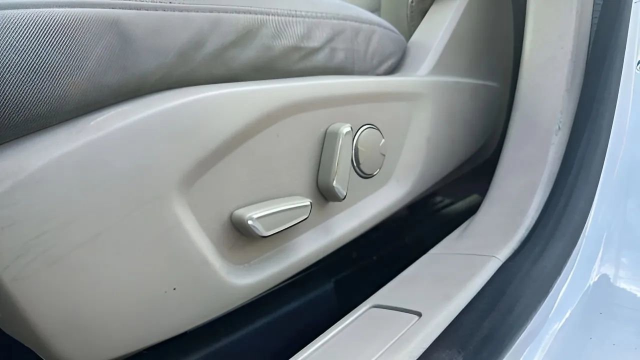 Used 2017 Ford Fusion SE FWD image 30