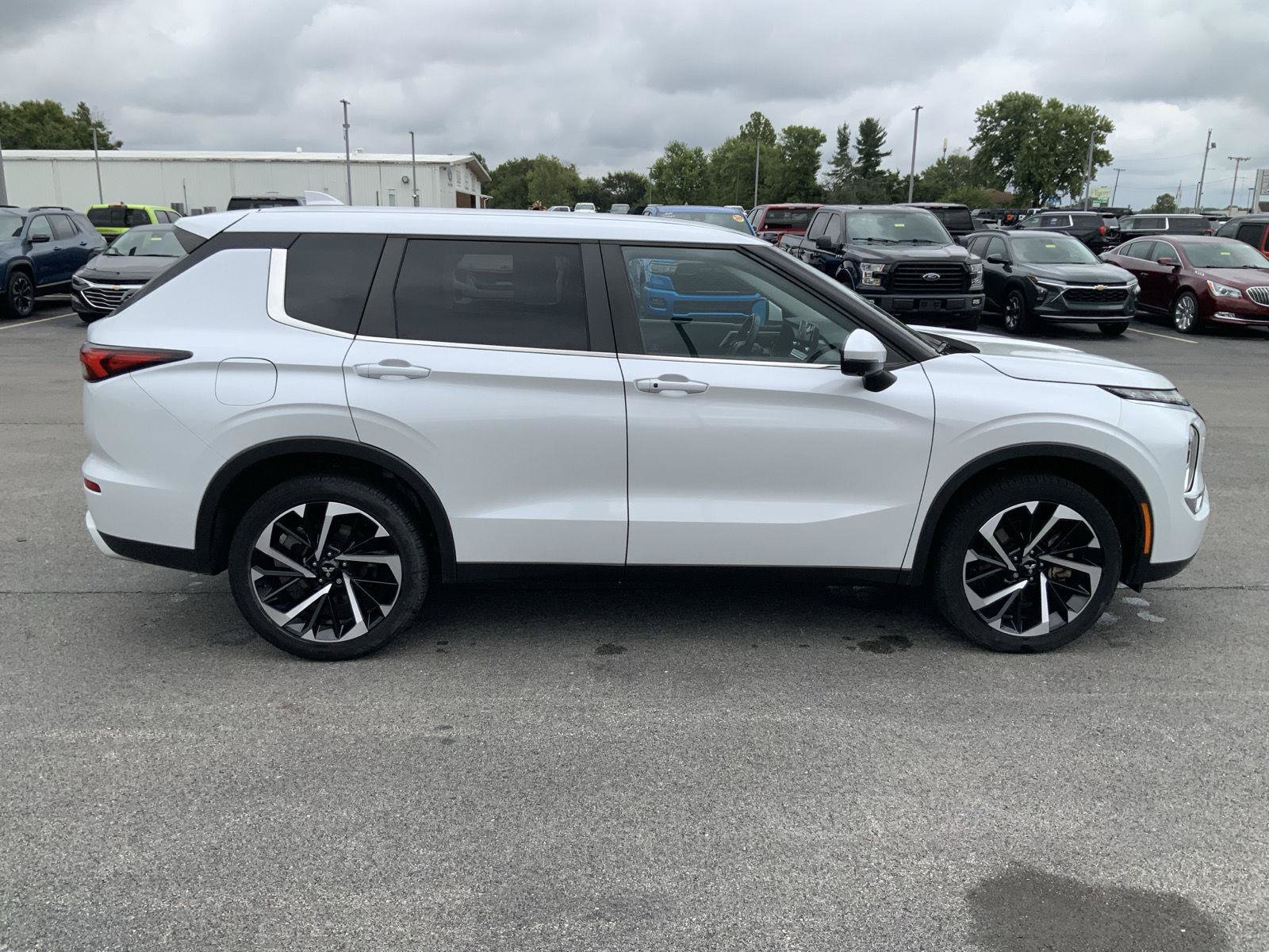 Used 2024 Mitsubishi Outlander SE AWD/4WD image 16