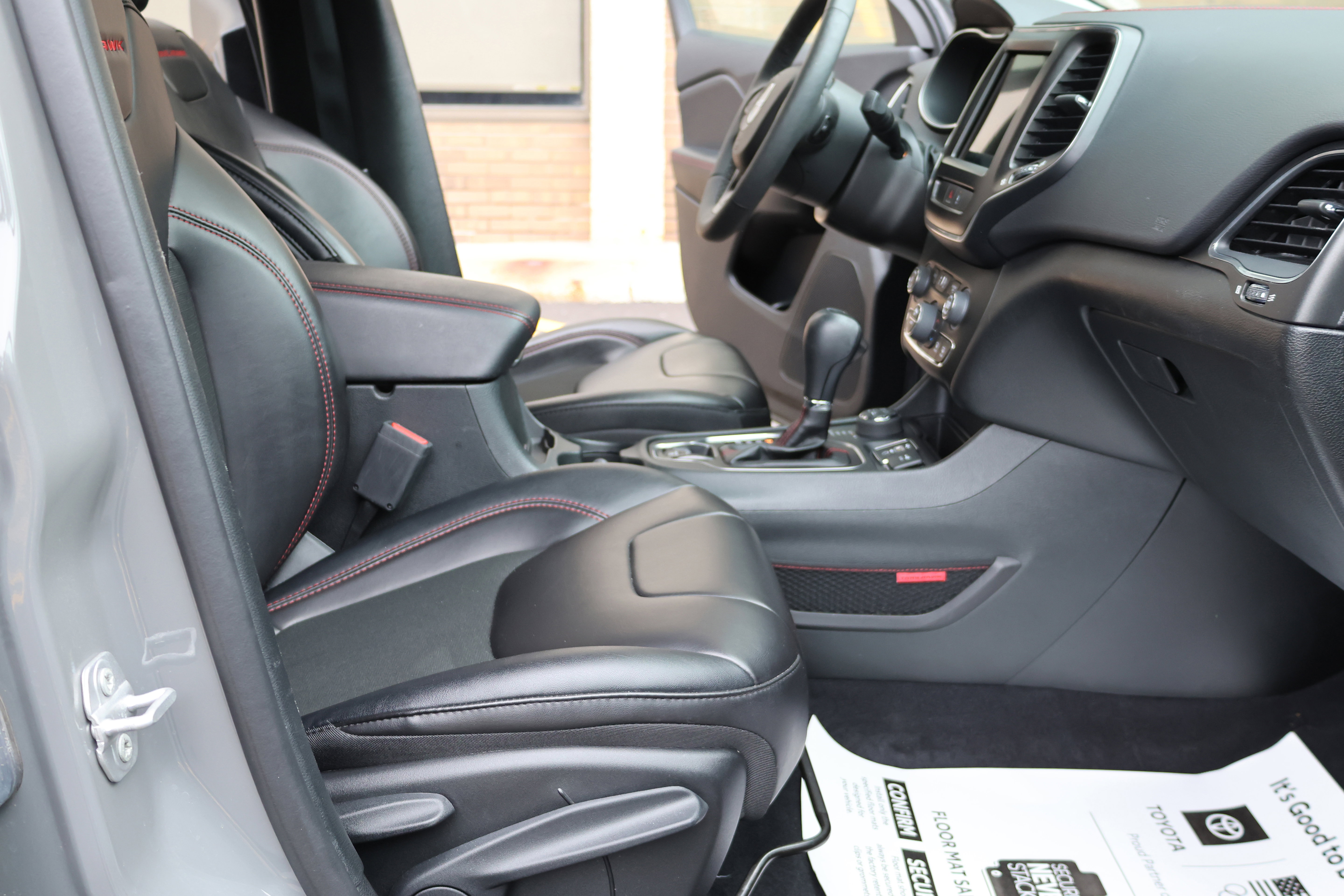 Used 2022 Jeep Cherokee Trailhawk AWD/4WD image 31