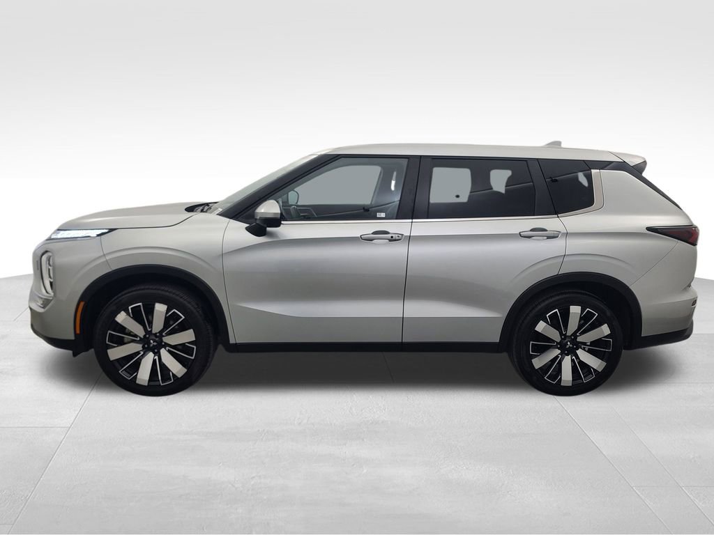 Used 2025 Mitsubishi Outlander SE image 7