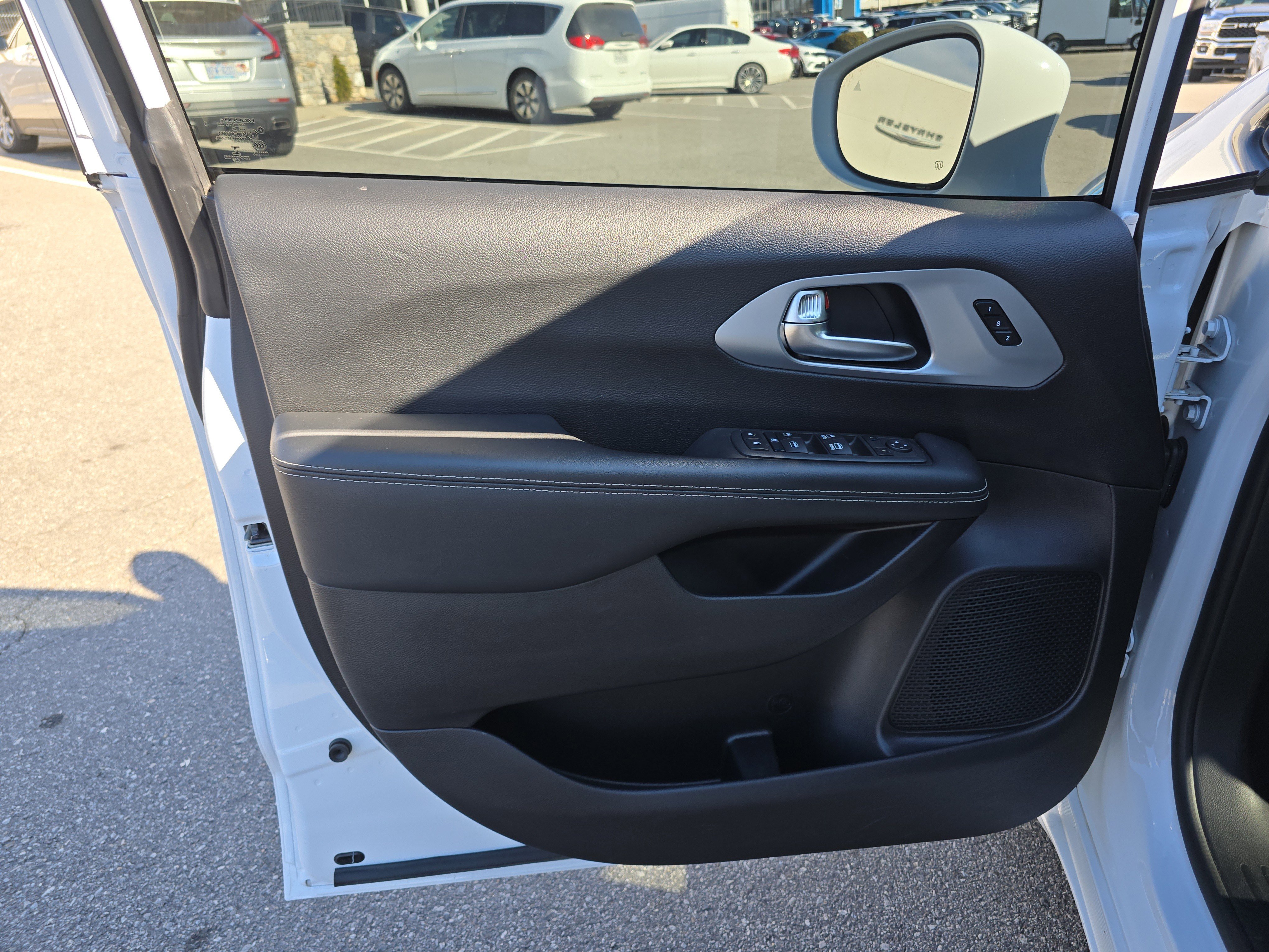 Used 2022 Chrysler Pacifica Touring-L w/ S Appearance Package image 19