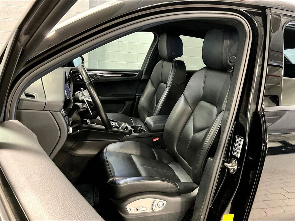 Certified 2023 Porsche Macan image 5