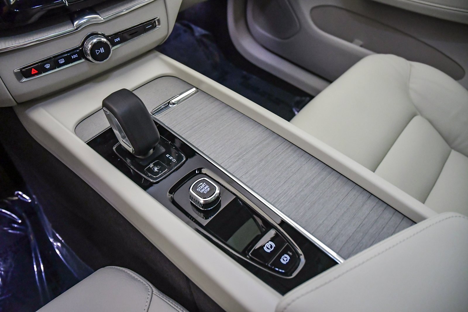 Certified 2025 Volvo XC60 T8 Plus w/ Protection Package Premier image 21