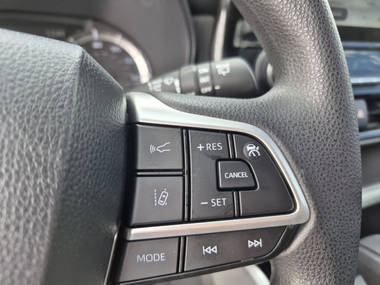 Used 2023 Toyota Highlander L image 26