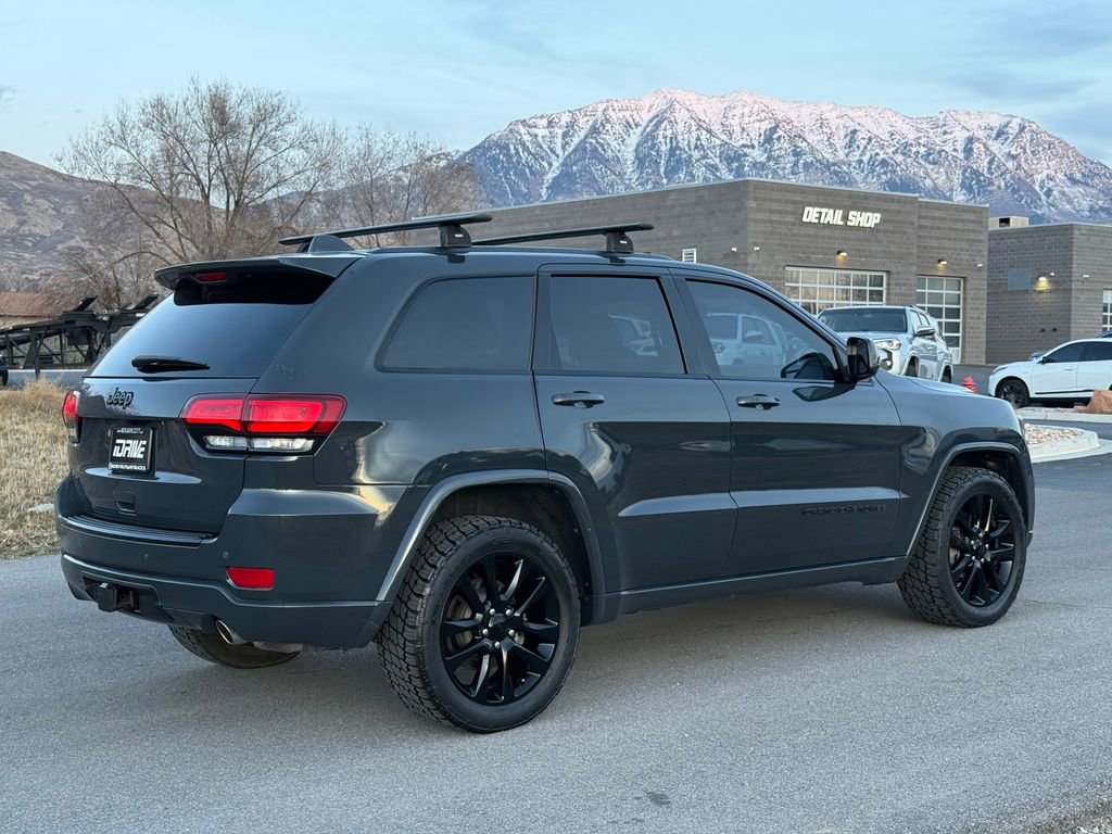 Used 2017 Jeep Grand Cherokee Altitude image 9