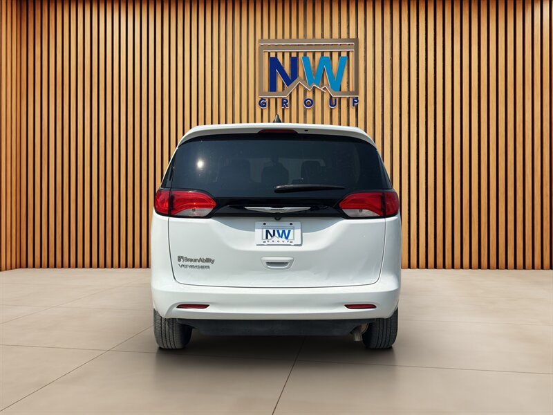 Used 2022 Chrysler Voyager LX FWD image 50