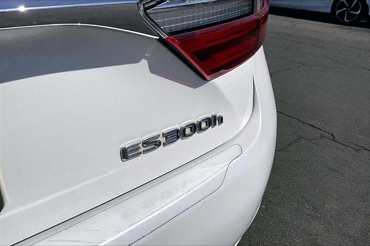 Used 2016 Lexus ES 300h w/ Navigation System Package FWD image 9