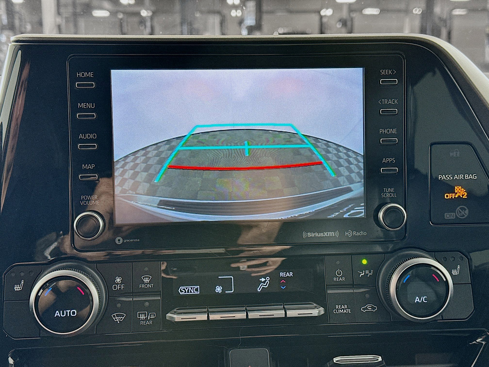 Used 2020 Toyota Highlander XLE FWD image 22