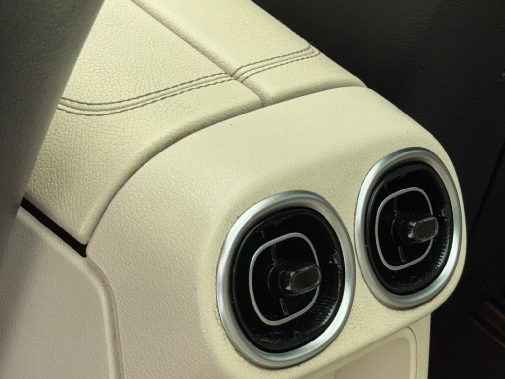 Used 2024 Mercedes-Benz GLC 300 4MATIC image 43