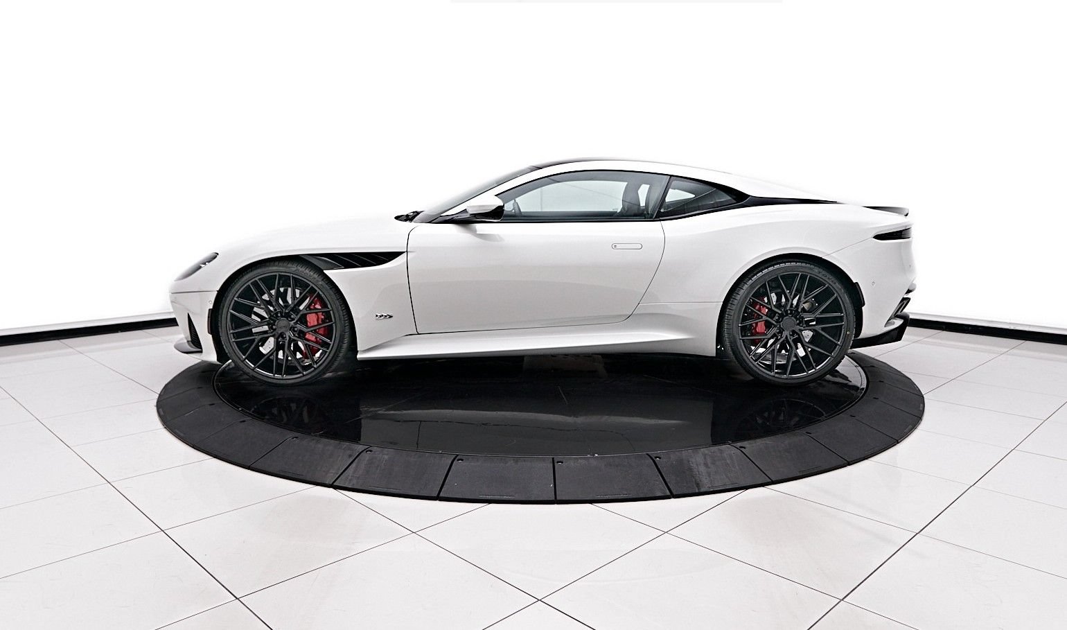 Used 2023 Aston Martin DBS Coupe RWD image 5