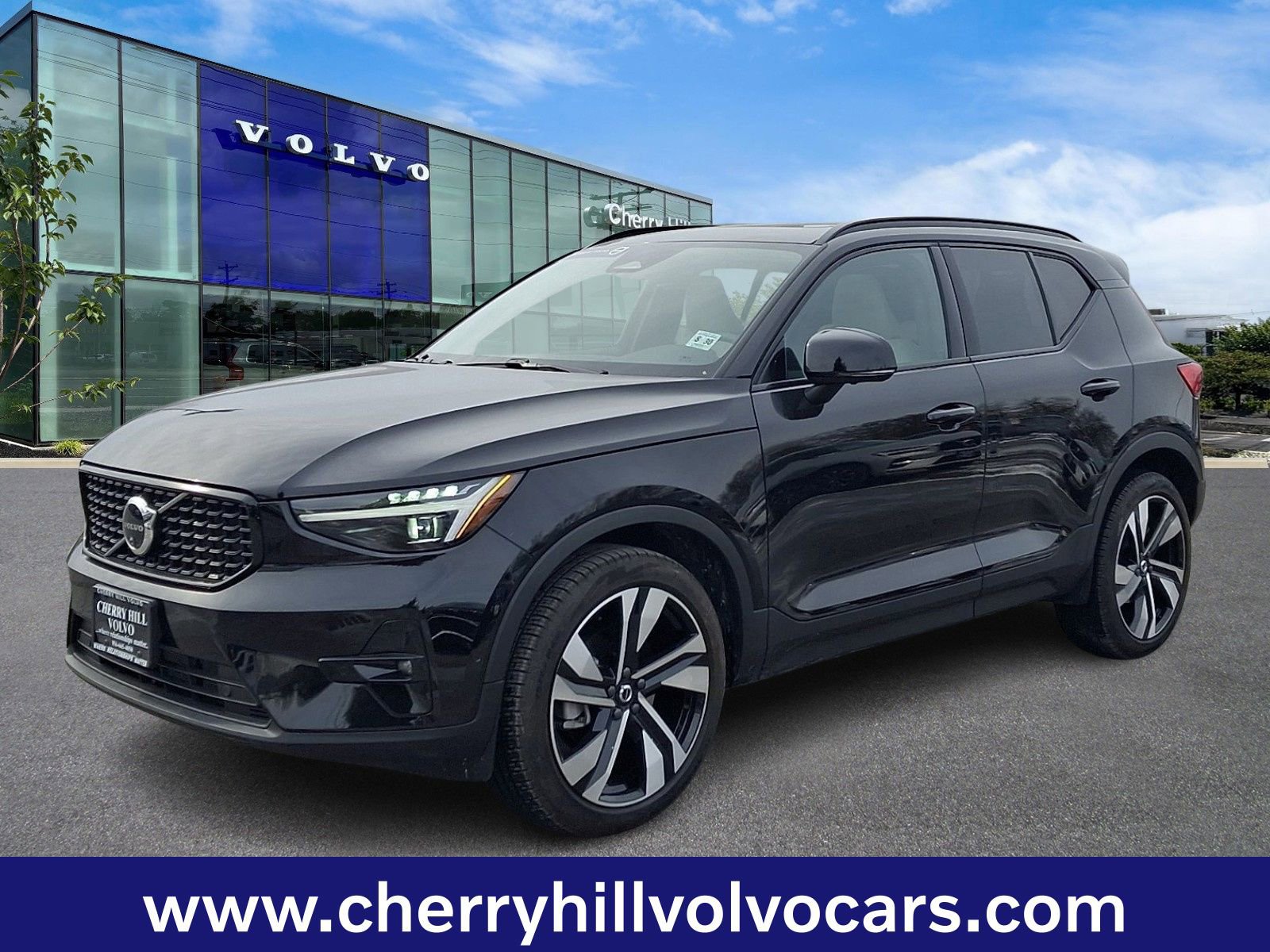 Certified 2025 Volvo XC40 B5 Ultra w/ Climate Package image 3