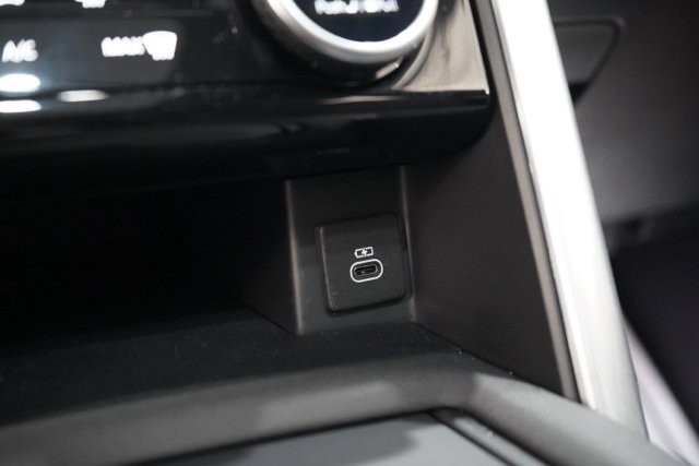 Used 2024 Land Rover Discovery Dynamic SE image 28