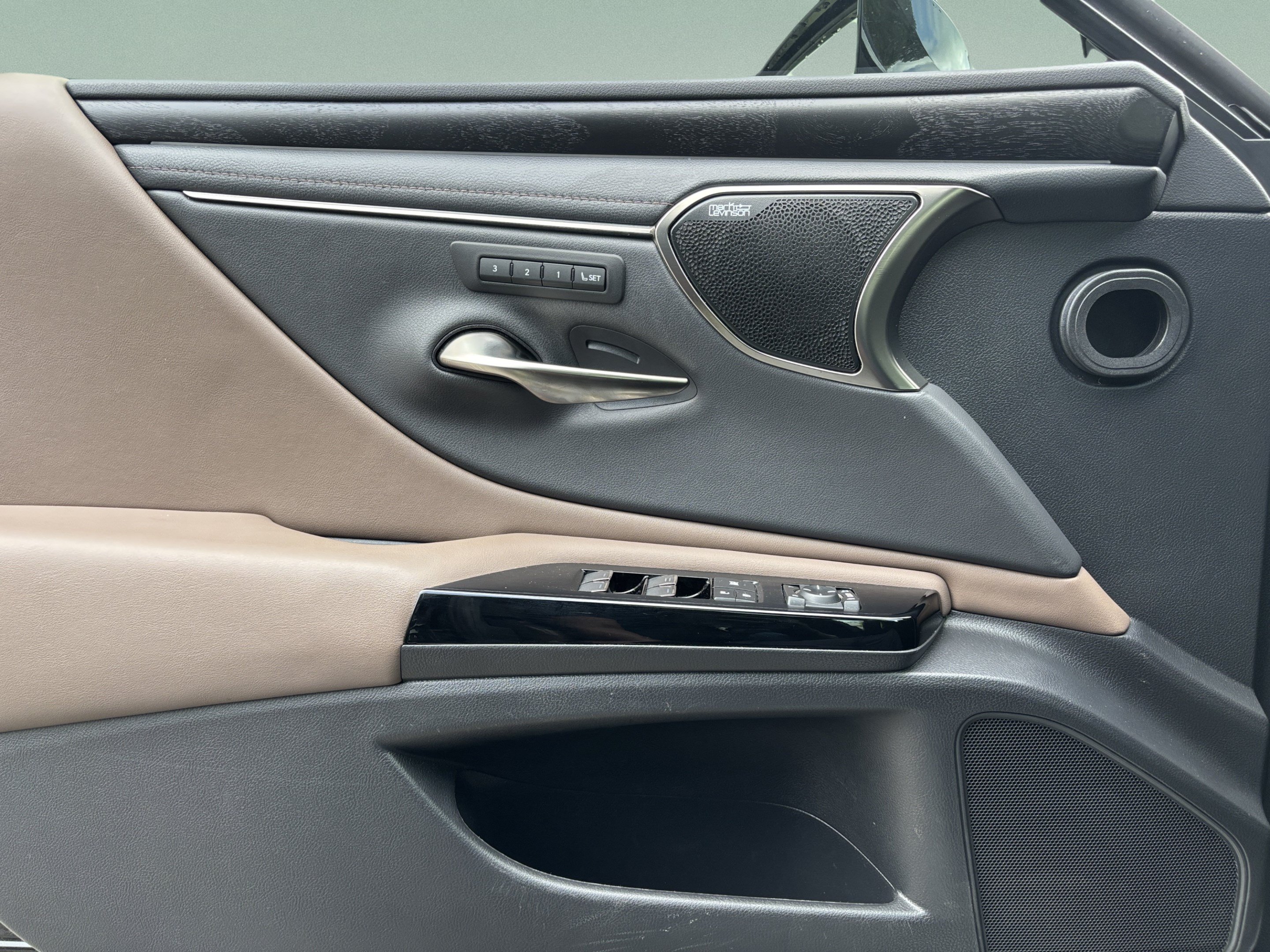 Used 2024 Lexus ES 300h Ultra Luxury w/ Accessory Package (Z2) FWD image 17