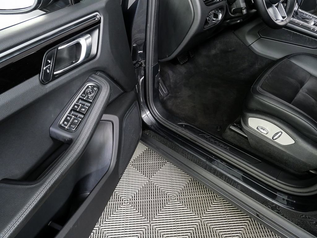 Certified 2020 Porsche Macan image 7