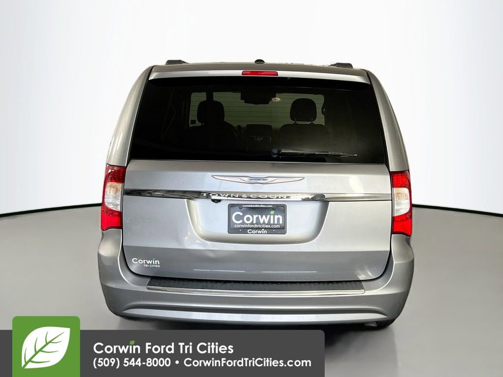 Used 2016 Chrysler Town & Country Touring w/ Driver Convenience Group image 13