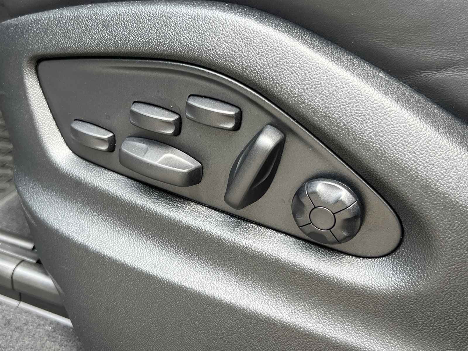 Certified 2025 Porsche Cayenne GTS image 32