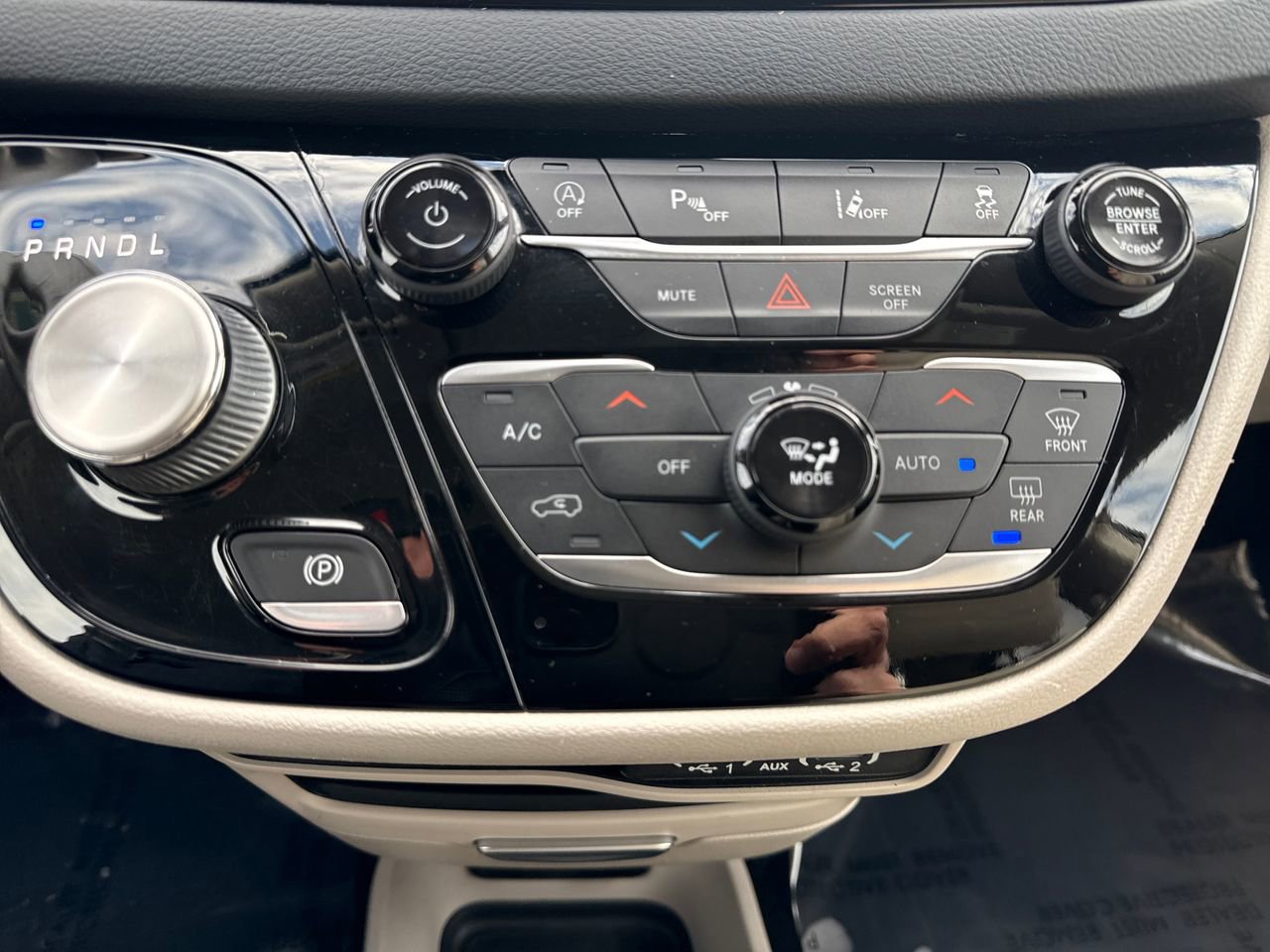 Used 2021 Chrysler Pacifica Touring-L image 21