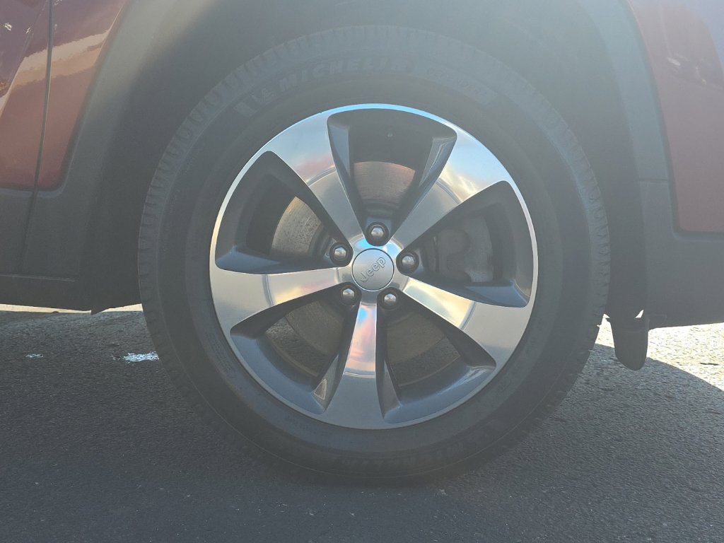 Used 2019 Jeep Cherokee Limited AWD/4WD image 16