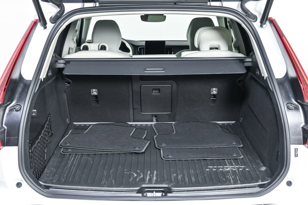 Used 2026 Volvo XC60 B5 Ultra w/ Climate Package image 32