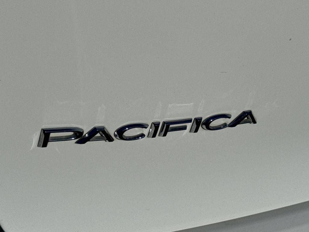 Used 2024 Chrysler Pacifica Limited FWD image 13