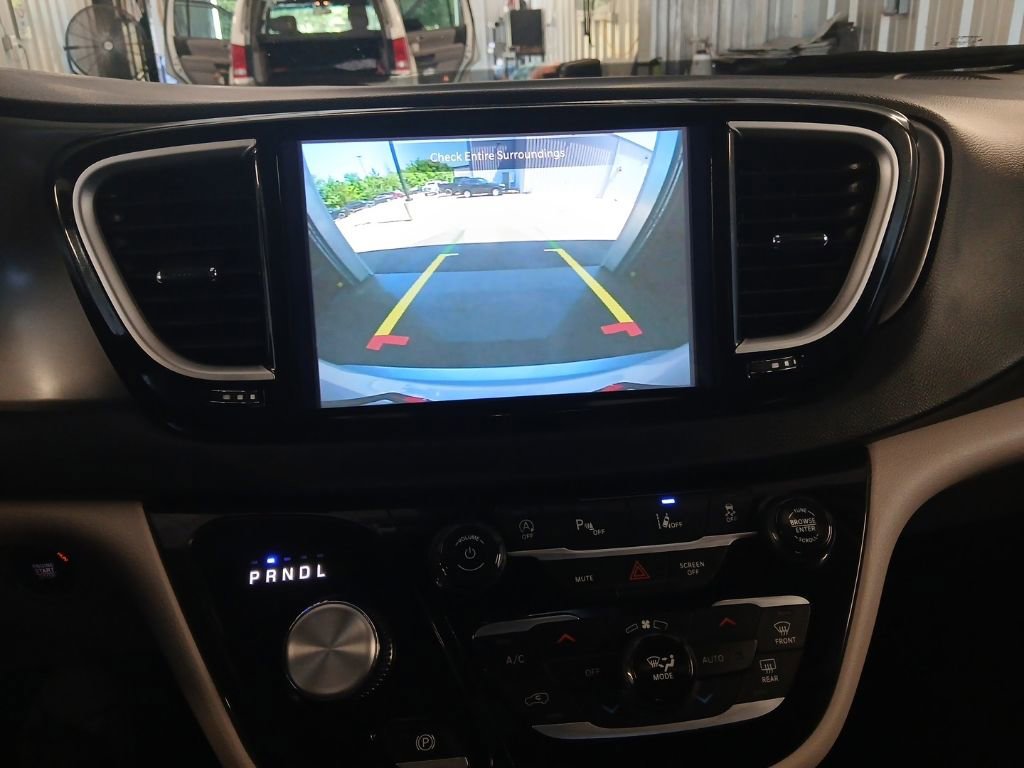 Used 2024 Chrysler Pacifica Touring-L FWD image 19